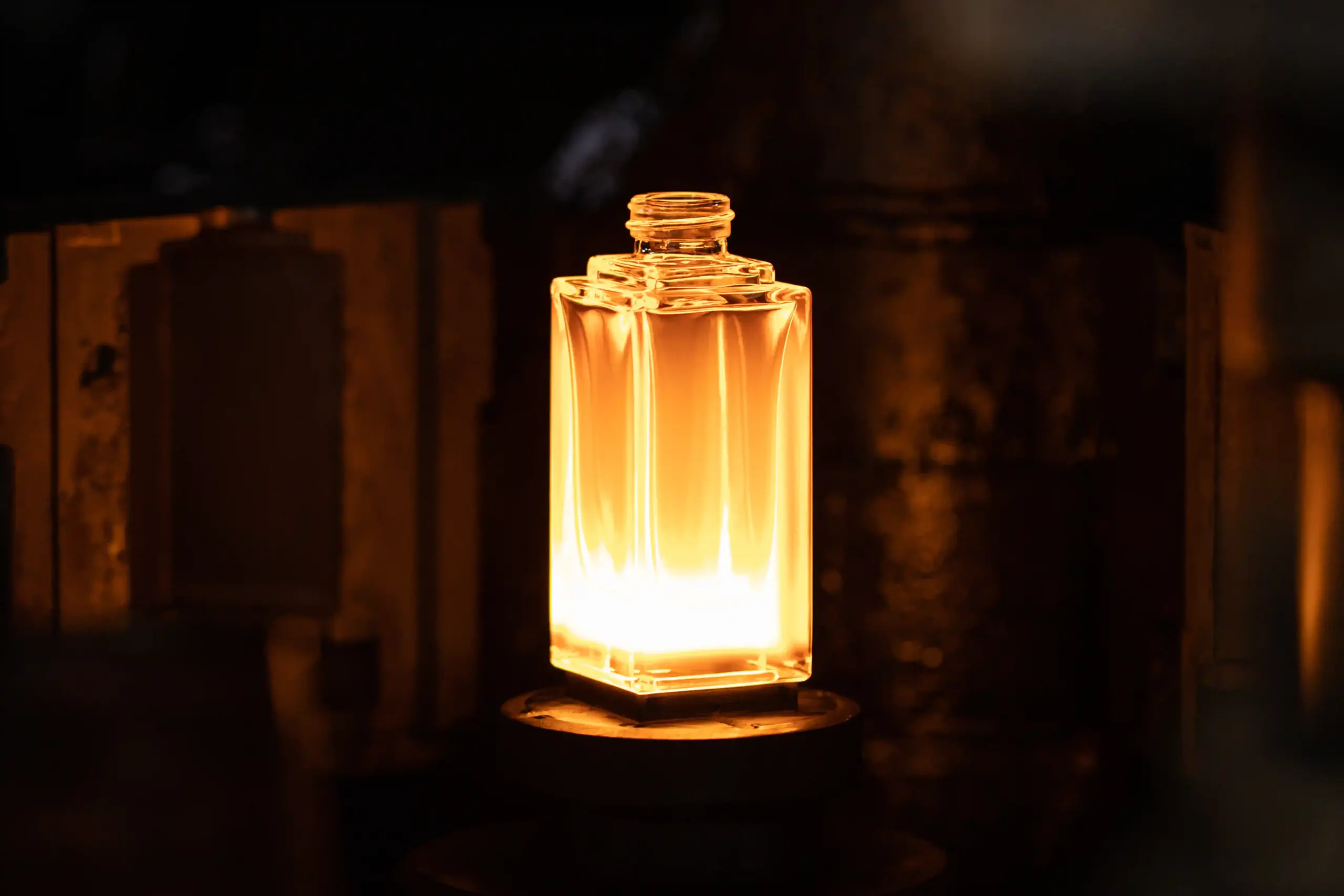 Advanced bottle mold technology at Jarsking ensures precise details, flawless surfaces, and consistent quality across every perfume bottle