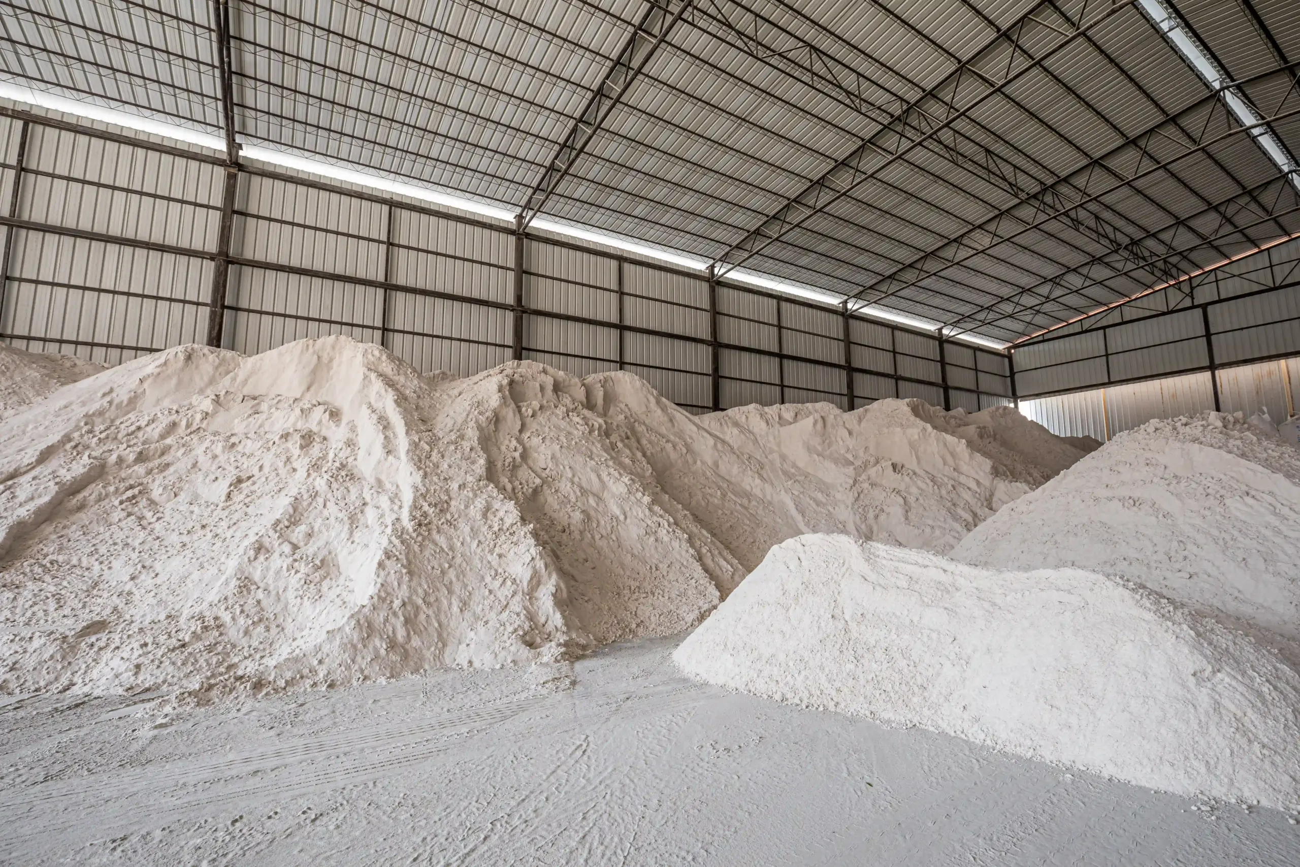 Perfume bottles are usually made of glass, and the main raw material of glass is quartz sand (silica sand)